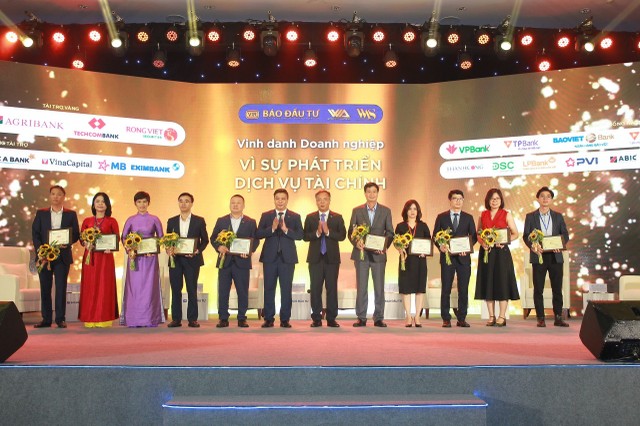 Đại diện Rồng Việt (thứ tư từ trái sang) đón nhận danh hiệu Vì sự phát triển dịch vụ tài chính