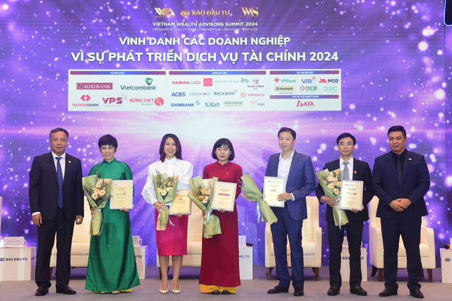 Đại diện Rồng Việt (thứ 2 từ phải sang) cùng các ngân hàng, công ty chứng khoán được vinh danh Vì sự phát triển dịch vụ tài chính Đại diện Rồng Việt (thứ 2 từ phải sang) cùng các ngân hàng, công ty chứng khoán được vinh danh Vì sự phát triển dịch vụ tài chính