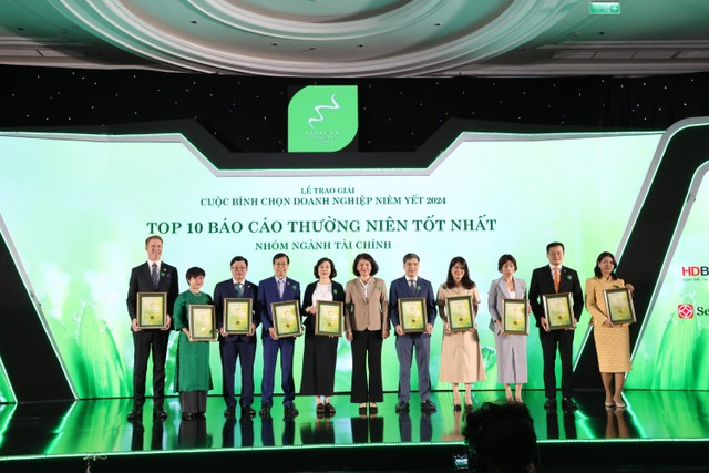 Trao giải Top 10 Báo cáo thường niên tốt nhất. Hình ảnh: Lê Toàn Trao giải Top 10 Báo cáo thường niên tốt nhất. Hình ảnh: Lê Toàn