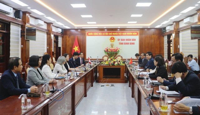 Phó Chủ tịch UBND tỉnh Lâm Hải Giang tiếp và làm việc với đoàn công tác của Tổng Lãnh sự quán Canada tại TP.Hồ Chí Minh, Văn phòng British Columbia tại Việt Nam và Công ty Gene Bio Medical (GBM) Dự án sản xuất tại Bình Định Phó Chủ tịch UBND tỉnh Lâm Hải Giang tiếp và làm việc với đoàn công tác của Tổng Lãnh sự quán Canada tại TP.Hồ Chí Minh, Văn phòng British Columbia tại Việt Nam và Công ty Gene Bio Medical (GBM) Dự án sản xuất tại Bình Định