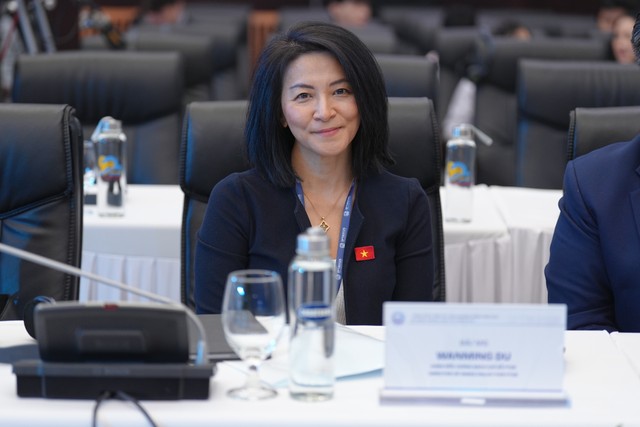 Bà Wanming Du, Giám đốc Chính sách FTSE cho rằng, một trong những thách thức của thị trường chứng khoán Việt Nam là hơn 90% giao dịch được thúc đẩy bởi nhà đầu tư cá nhân Bà Wanming Du, Giám đốc Chính sách FTSE cho rằng, một trong những thách thức của thị trường chứng khoán Việt Nam là hơn 90% giao dịch được thúc đẩy bởi nhà đầu tư cá nhân