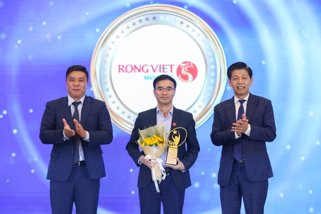 Ông Trần Thăng Long - Giám đốc Điều hành kiêm Giám đốc chi nhánh Hà Nội đại diện Rồng Việt nhận vinh danh tại Diễn đàn