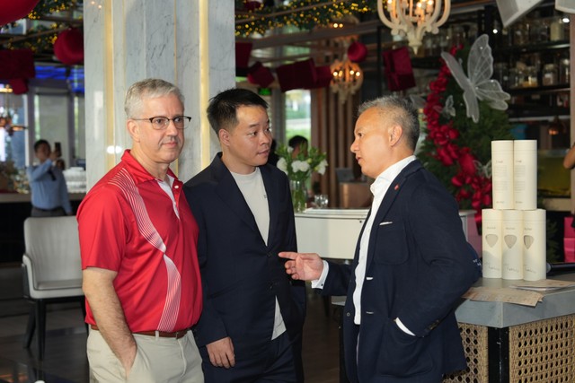 Các chuyên gia, nhà đầu tư trao đổi bên lề sự kiện Các chuyên gia, nhà đầu tư trao đổi bên lề sự kiện