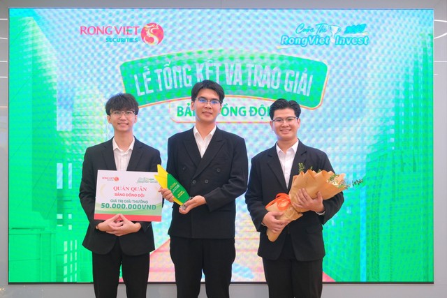 Ba thành viên đội ISB - HUB, Quán quân bảng Đồng đội RongViet Invest 2025 Ba thành viên đội ISB - HUB, Quán quân bảng Đồng đội RongViet Invest 2025