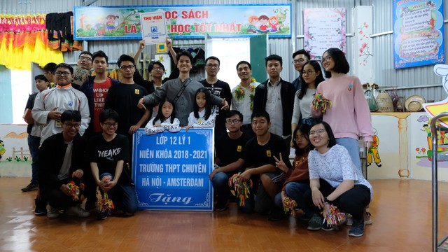 Học sinh lớp 12 Lý 1 Trường THPT chuyên Hà Nội - Amsterdam tặng quà và thư viện cho trường Khao Mang Học sinh lớp 12 Lý 1 Trường THPT chuyên Hà Nội - Amsterdam tặng quà và thư viện cho trường Khao Mang
