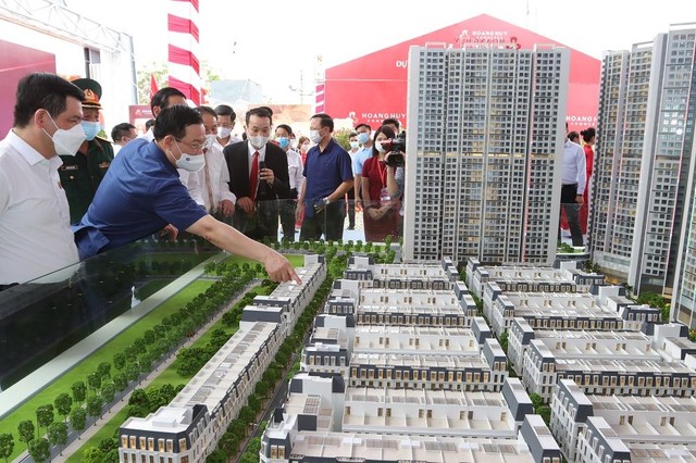 Quan khách tham quan mô hình dự án Quan khách tham quan mô hình dự án