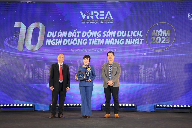 Đại diện đơn vị Quản lý Kinh doanh &amp; Marketing dự án KDL Quốc tế Đồi Rồng nhận giải thưởng Top 10 dự án bất động sản du lịch, nghỉ dưỡng tiềm năng nhất năm 2023.