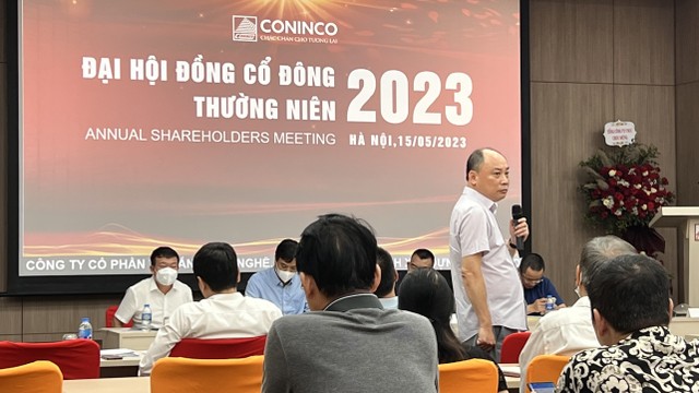 Ông Thân Hồng Linh, Chủ tịch VNCC tự đứng lên phát biểu. Ảnh: Minh Minh