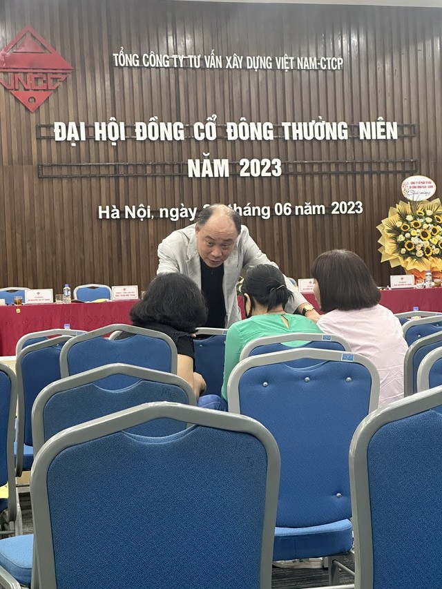 Ông Thân Hồng Linh trao đổi với một số cổ đông Ông Thân Hồng Linh trao đổi với một số cổ đông
