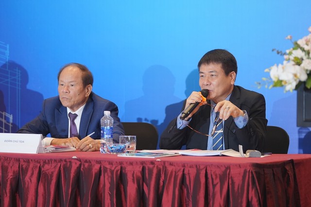 Ông Đinh Quang Chiến trả lời câu hỏi của cổ đông