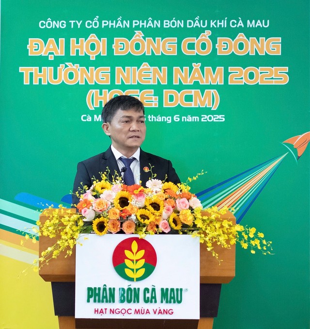 Ông Văn Tiến Thanh, Tổng giám đốc PVCFC trao đổi với các cổ đông Ông Văn Tiến Thanh, Tổng giám đốc PVCFC trao đổi với các cổ đông