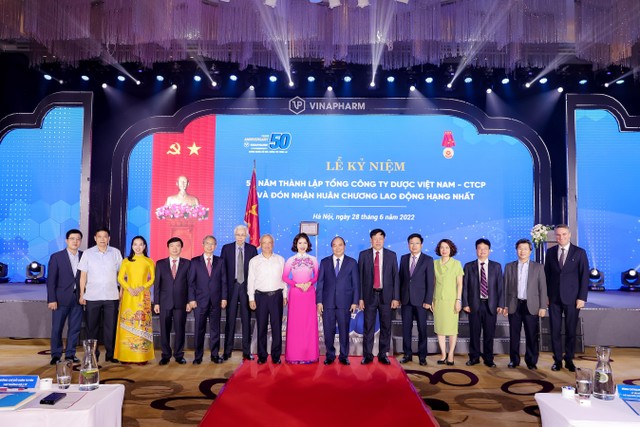 Chủ tịch nước Nguyễn Xuân Phúc chụp ảnh kỷ niệm với Ban lãnh đạo Tổng công ty Dược Việt Nam - CTCP.