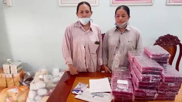 Hai đối tượng cùng tang vật. (Nguồn: Bộ Công an) Hai đối tượng cùng tang vật. (Nguồn: Bộ Công an)