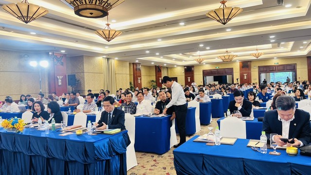 Ông Bolat Duisenov - Chủ tịch HĐQT của Coteccons ngồi phía sau ông Lê Viết Hải, Chủ tịch HĐQT HBC (hàng bên trái).
