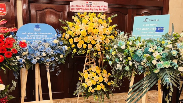Lẵng hoa của Liên doanh Hoa Lư và Coteccons gửi đến ĐHĐCĐ HBC.