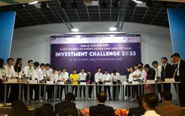 Các đội thi tham gia tranh tài giành cơ hội bước tiếp vào vòng trong.