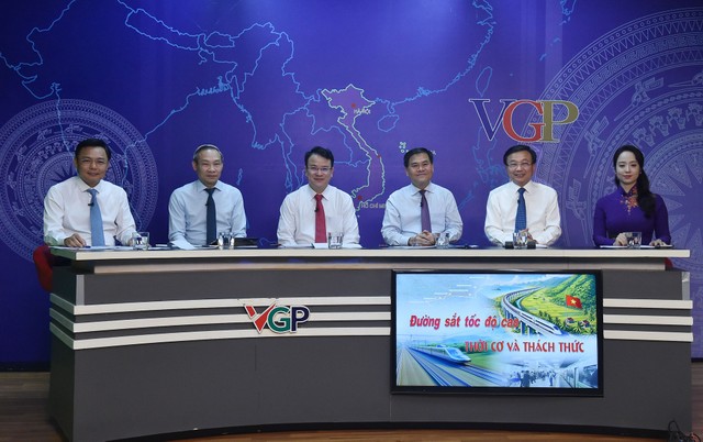 Các khách tại Tọa đàm “Đường sắt tốc độ cao – Thời cơ và thách thức” chiều 29/10. (Ảnh: VGP) Các khách tại Tọa đàm “Đường sắt tốc độ cao – Thời cơ và thách thức” chiều 29/10. (Ảnh: VGP)