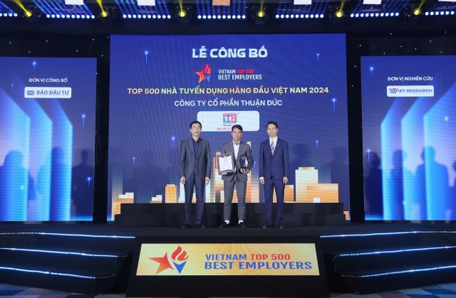 Thuận Đức xuất sắc nằm trong bảng xếp hạng Top 500 Nhà tuyển dụng hàng đầu Việt Nam năm 2024 và Top 10 nơi làm việc Tốt nhất Việt Nam ngành bao bì nhựa (VBW10). Thuận Đức xuất sắc nằm trong bảng xếp hạng Top 500 Nhà tuyển dụng hàng đầu Việt Nam năm 2024 và Top 10 nơi làm việc Tốt nhất Việt Nam ngành bao bì nhựa (VBW10).