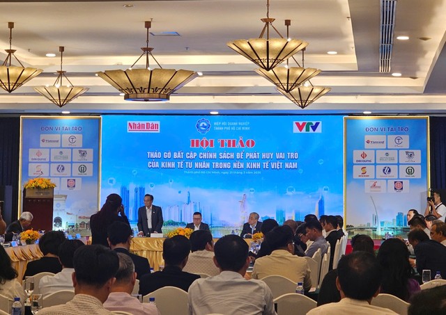 Hội thảo "Tháo gỡ bất cập chính sách để phát huy vai trò của kinh tế tư nhân trong nền kinh tế Việt Nam" chiều ngày 21/03. Hội thảo "Tháo gỡ bất cập chính sách để phát huy vai trò của kinh tế tư nhân trong nền kinh tế Việt Nam" chiều ngày 21/03.