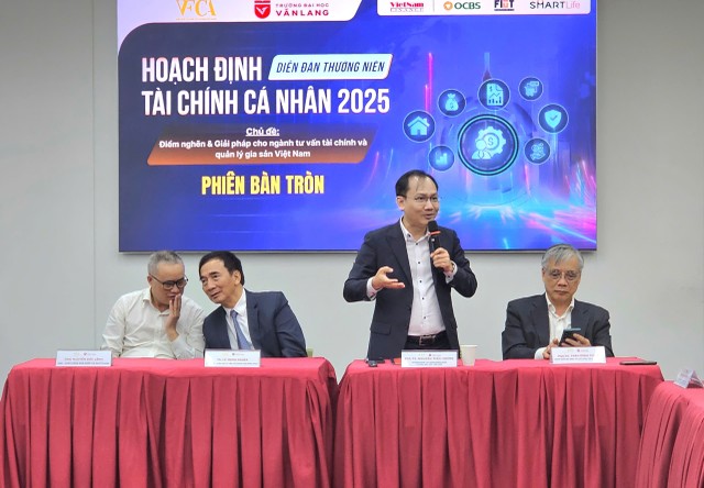 Các chuyên gia tham gia diễn đàn.