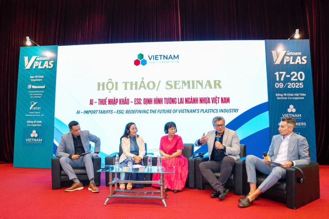 Các diễn giả chia sẻ tại hội thảo.