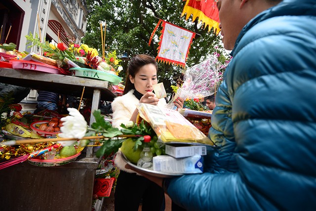 Tiền lẻ rải kín phủ Tây Hồ ngày Rằm tháng Giêng ảnh 5