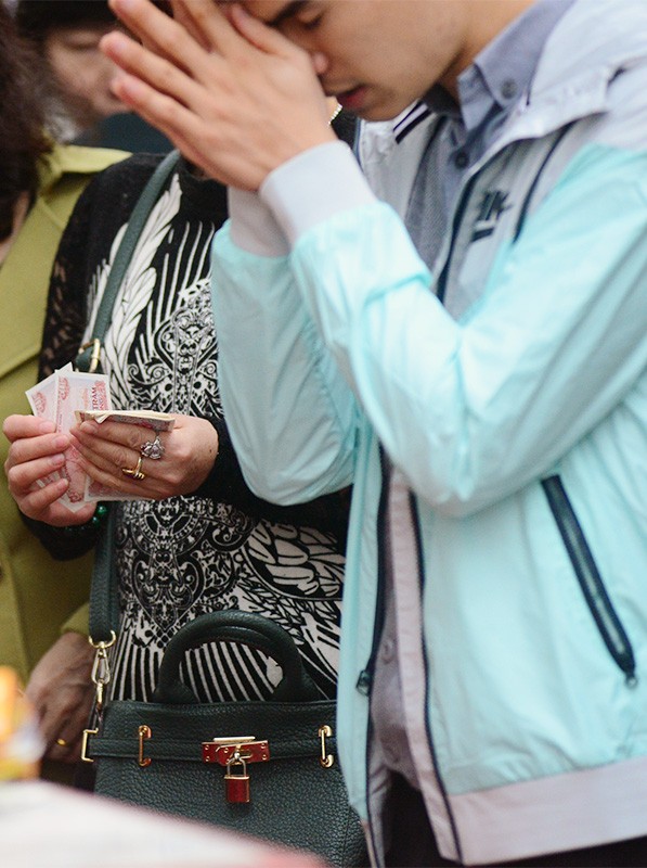 Tiền lẻ rải kín phủ Tây Hồ ngày Rằm tháng Giêng ảnh 7