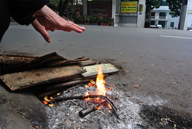6 độ C, người Hà Nội đốt lửa chống giá lạnh ảnh 3