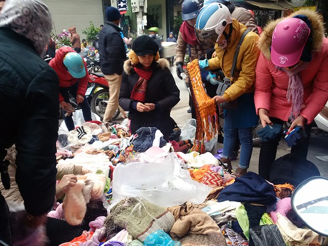 6 độ C, người Hà Nội đốt lửa chống giá lạnh ảnh 9