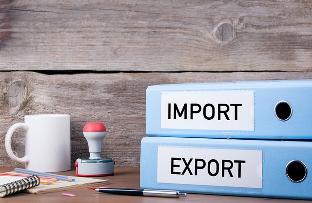 Nhập siêu tăng khiến bộ đệm ngoại tệ của nền kinh tế mỏng hơn tương đối. Ảnh minh họa: Shutterstock