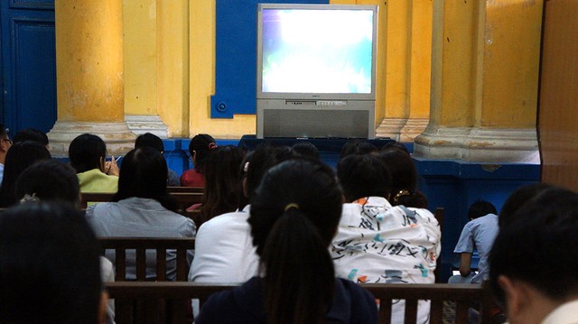 Nhiều người theo dõi phiên tòa phúc phẩm ngày cuối cùng qua 2 màn hình trước phòng xét xử A