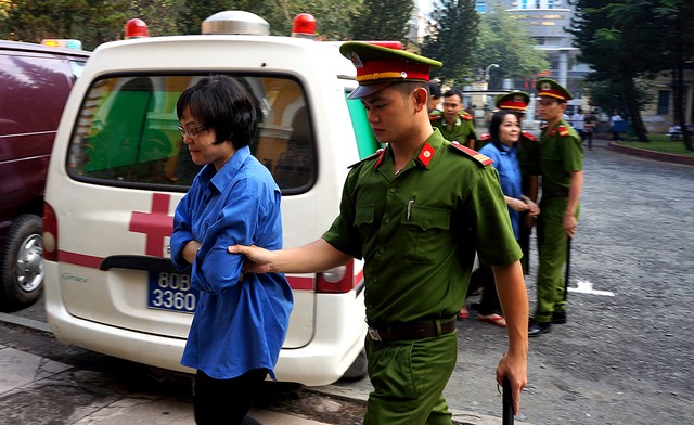 Huyền Như được dẫn giải vào phòng xét xử.