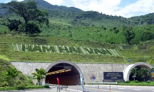 Hầm Hải Vân có tổng vốn đầu tư 133 triệu USD từ nguồn vay Ngân hàng Hợp tác Quốc tế Nhật Bản (JBIC), khai trương tháng 6/2005. ham-hai-van-1861-1428109202.jpg