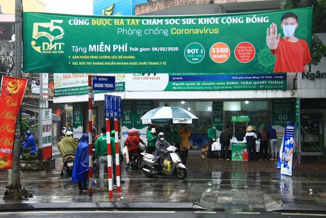 Dược Hà Tây (Hataphar) phát khẩu trang, gel rửa tay và thực phẩm chức năng miễn phí cho khách hàng ảnh 1