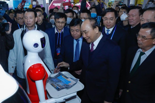 Thủ tướng Chính phủ Nguyễn Xuân Phúc tại triển lãm công nghệ. Ảnh: Phạm Quang Vinh.