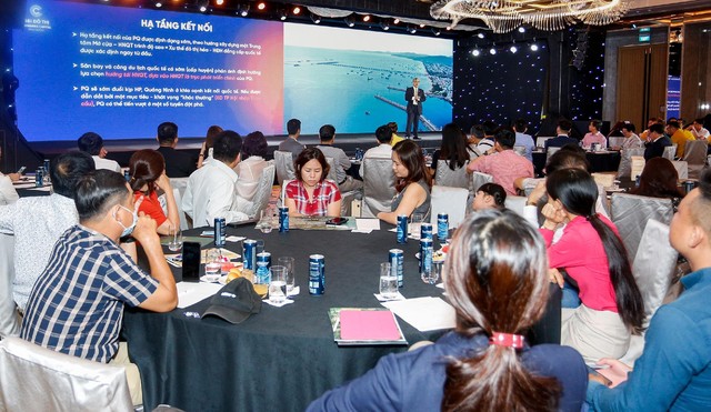 Theo PGS. TS Trần Đình Thiên, nhà đầu tư Phú Quốc cần có một cách tiếp cận hoàn toàn mới: không “bỏ vốn” để lấy lãi rồi rút đi, mà phải có chung sứ mệnh kiến tạo Đảo Ngọc để xứng với vị thế phải có. Theo PGS. TS Trần Đình Thiên, nhà đầu tư Phú Quốc cần có một cách tiếp cận hoàn toàn mới: không “bỏ vốn” để lấy lãi rồi rút đi, mà phải có chung sứ mệnh kiến tạo Đảo Ngọc để xứng với vị thế phải có.