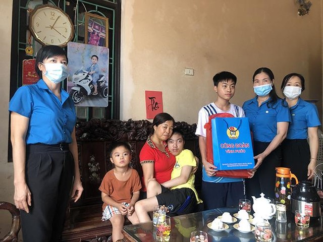 Liên đoàn Lao động tỉnh tỉnh thăm, tặng quà, động viên, chúc Tết 2022 người lao động. Ảnh Internet.