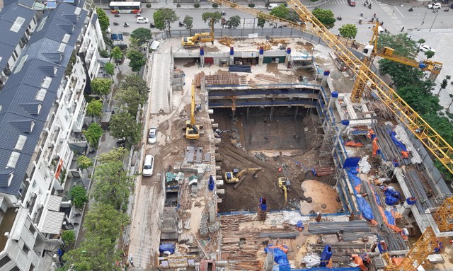 Thị trường bất động sản năm 2022 đang chịu nhiều tác động từ yếu tố vĩ mô như: siết tín dụng, trái phiếu... Ảnh: Thành Nguyễn. Thị trường bất động sản năm 2022 đang chịu nhiều tác động từ yếu tố vĩ mô như: siết tín dụng, trái phiếu... Ảnh: Thành Nguyễn.