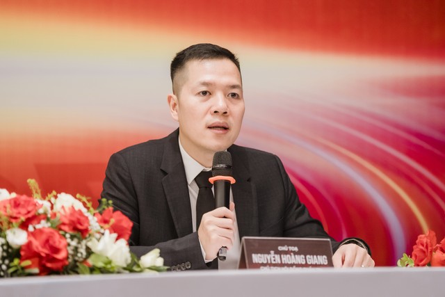 Ông Nguyễn Hoàng Giang, Chủ tịch HĐQT DNSE (giữa) trả lời cổ đông tại Đại hội.