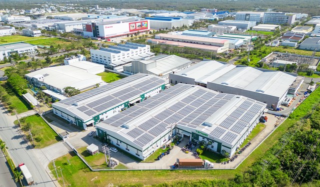 Điện mặt trời áp mái được lắp ở KCN Long Hậu. Ảnh: Bình Minh. Điện mặt trời áp mái được lắp ở KCN Long Hậu. Ảnh: Bình Minh.