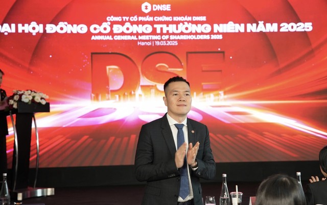 Ông Nguyễn Hoàng Giang, Chủ tịch HĐQT DNSE tại Đại hội đồng cổ đông thường niên 2025. Ông Nguyễn Hoàng Giang, Chủ tịch HĐQT DNSE tại Đại hội đồng cổ đông thường niên 2025.