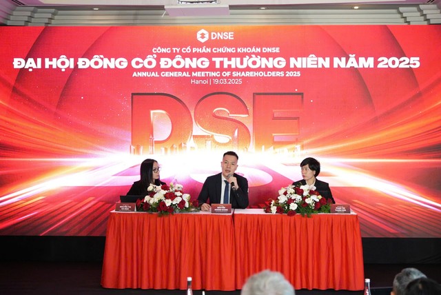 Ban lãnh đạo DNSE tại Đại hội đồng cổ đông thường niên gần nhất (năm 2025). Ban lãnh đạo DNSE tại Đại hội đồng cổ đông thường niên gần nhất (năm 2025).