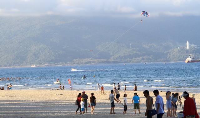 Đà Nẵng là điểm đến yêu thích của du khách trong và ngoài nước. Ảnh: Bình Minh.