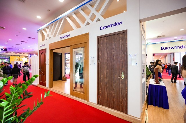 Eurowindow giới thiệu cửa đi mở trượt 6 cánh tại Vietbuild Hà Nội 2017 ảnh 1