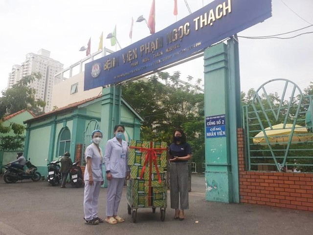 Hàng ngàn thùng nước mía MÍAHA có thành phần 100% tự nhiên với vị ngọt thanh mát đã được gửi tặng đến các bệnh viện phòng chống dịch Covid-19 và những Đơn vị từ thiện, địa điểm khó khăn, khu cách ly trên địa bàn thành phố, hy vọng tiếp thêm sức đề kháng, giải nhiệt cho các y bác sĩ và người dân