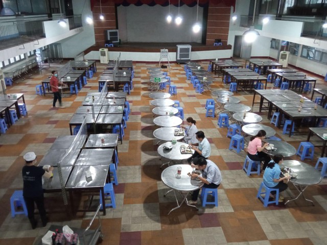 Khu vực nhà ăn tập thể được sắp xếp theo quy định giãn cách, là nơi phục vụ miễn phí 3 bữa ăn hàng ngày cho người lao động trong thời gian “cắm chốt” tại Công ty Khu vực nhà ăn tập thể được sắp xếp theo quy định giãn cách, là nơi phục vụ miễn phí 3 bữa ăn hàng ngày cho người lao động trong thời gian “cắm chốt” tại Công ty