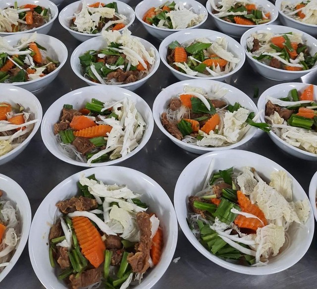 Khẩu phần ăn hợp lý, đảm bảo đầy đủ dưỡng chất và được thay đổi món liên tục cho CBNV Khẩu phần ăn hợp lý, đảm bảo đầy đủ dưỡng chất và được thay đổi món liên tục cho CBNV