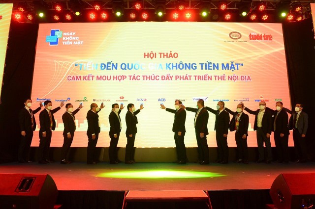 Đại diện lãnh đạo OCB (đầu tiên bên phải qua) cùng đại diện các Ngân hàng thực hiện nghi thức ký cam kết với Napas tại Hội thảo “Tiến tới quốc gia không tiền mặt”, do báo Tuổi Trẻ tổ chức, ngày 19/11/2021. Ảnh: OCB