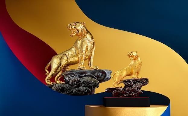 Tượng Kim Dần Đại Cát (lớn) bằng hợp kim cao cấp mạ vàng 24 k, cẩn đá ruby và Kim Dần Thịnh Vượng (nhỏ) bằng vàng 24k, cẩn đá ruby, trọng lượng 5 chỉ.