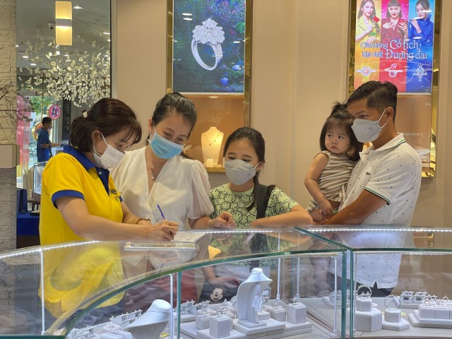 Tại các cửa hàng của PNJ, không chỉ có khách hàng đến mua nữ trang vàng mà mãi lực mua vàng miếng SJC, vàng nhẫn SJC cũng gia tăng.